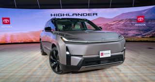 Toyota เลื่อนเปิดตัว Highlander EV รุ่นใหม่! แม้ยังไม่ขาย แต่กำหนดผลิตก็ขยับแล้ว ส่วนรุ่นเบนซินและไฮบริดยังไปต่อ