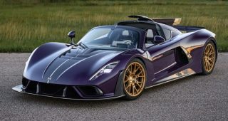 Hennessey เปิดตัว Venom F5-M คันแรกของลูกค้า! ไฮเปอร์คาร์เกียร์ธรรมดา 2,031 แรงม้า แต่งคาร์บอนสีม่วงทั้งคัน พร้อมตราทองคำ 24K และนามสกุลเจ้าของบนตัวรถ