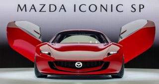 Mazda จดสิทธิบัตรรถสปอร์ต! ประตูปีกผีเสื้อ ขับหลัง ไร้เครื่องโรตารี ลุ้นเป็น Iconic SP รุ่นขายจริง