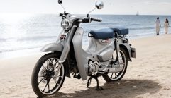 CUB House เปิดตัว New Honda C125 “The Crafted Calm” Custom Edition รุ่นใหม่! โดดเด่นด้วยคู่สีพิเศษ Sunlit Silver Metallic และ Ocean Blue ราคา 99,600 บาท