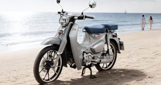 CUB House เปิดตัว New Honda C125 "The Crafted Calm" Custom Edition รุ่นใหม่! โดดเด่นด้วยคู่สีพิเศษ Sunlit Silver Metallic และ Ocean Blue ราคา 99,600 บาท