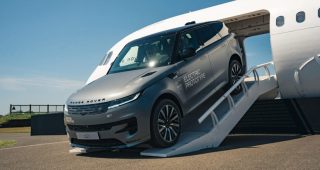 Range Rover Sport EV มาแน่! แต่สาวกเครื่องยนต์ V8 ยังไม่ต้องกังวล เพราะรุ่นน้ำมันยังอยู่ต่อ