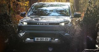 Toyota ยืนยัน! ยังไม่รีบทำ Toyota Hilux PHEV ชี้เทคโนโลยียังไม่พร้อมสำหรับรถกระบะบรรทุกหนัก