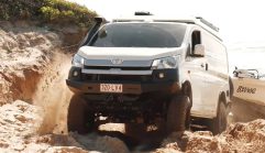 ยกสูงกว่า Land Cruiser! Toyota HiAce 4×4 สายแคมป์ อัดออปชันบ้านเคลื่อนที่ครบ