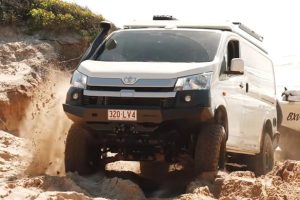 ยกสูงกว่า Land Cruiser! Toyota HiAce 4x4 สายแคมป์ อัดออปชันบ้านเคลื่อนที่ครบ