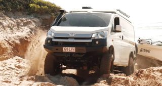 ยกสูงกว่า Land Cruiser! Toyota HiAce 4x4 สายแคมป์ อัดออปชันบ้านเคลื่อนที่ครบ